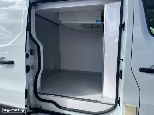 Renault TRAFIC 2.0 120cv LONGA COM FRIO (17 800€)